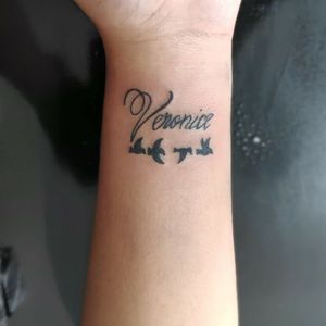 Tatuagem nome Veronice no pulso com pássaros 