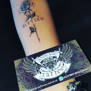 Tatuagem rosa delicada com a palavra Blessed no antebraço feminino Andrade Ink TattooContato: 4298575342