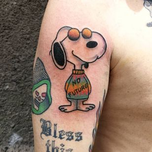 Tatuaje de Paul Colli #PaulColli #tradicional #snoopy #tiedye #color #oldschool #diversión #dulce #peanuts #charliebrown
