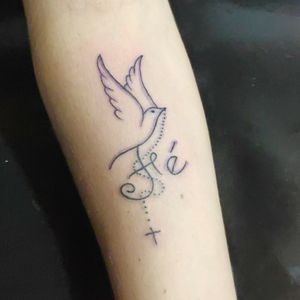 Tatuagem fé com pombinha e tercinho no antebraço femininoAndrade Ink TattooWhats: 4298575342