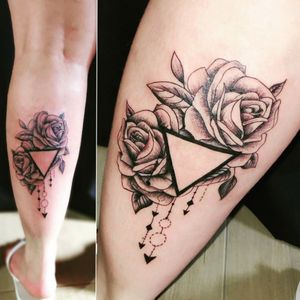 Tatuagem rosas e triângulo na panturrilha Andrade Ink TattooWhats: 4298575342