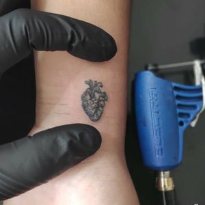 Mini tattoo coração Andrade Ink TattooWhats: 4298575342
