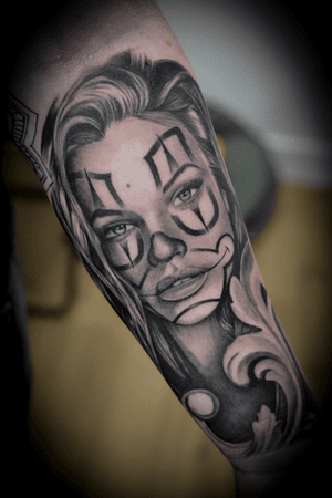 Clown girl by @daricktattoos  #clowngirl #makeup #payasa #tatouage #tattoo #tattooart #chicano #blackandgrey #portrait 