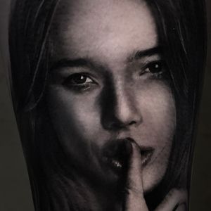 tattoo portrait by tattoo artist Alexei MikhailovPoland, Szczecin#realistictattoo #realismtattoo #tattoorealistic #tattooportrait #girltattoo #blacktattoo