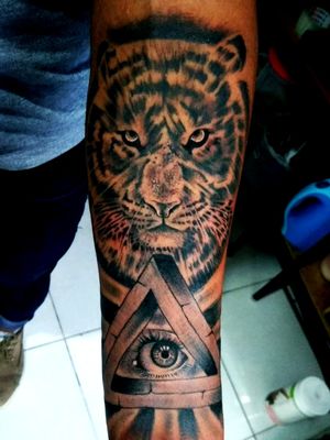 Tigre en antebrazo diseño propio del cliente #la_casa #Dagón_Tattoo_Studio 
