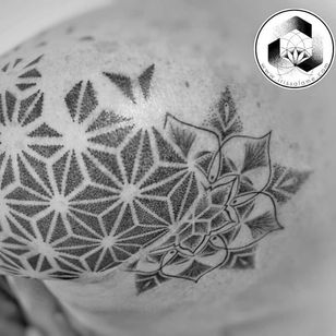 Tatuaje de Iris Ink #IrisInk #dotworktattoos #dotwork #stippling #dots #illustrative #blackwork #mandala #sacredgeometry