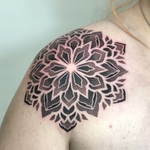 Tatuaje de Tamara Lee #TamaraLee #dotworktattoos #dotwork #stippling #dots #illustrative #blackwork #mandala #pattern #ornamental #sacredgeometry
