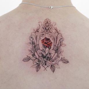 Tatuaje de Zihwa #Zihwa #finelinetattoos #fineline #delicate #linework #illustrative #rose #flower #floral #frame