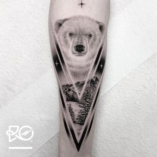 Tatuaje de Robert Pavez #RobertPavez #finelinetattoos #fineline #delicate #linework #illustrative # Landscape # polar bear # bear # mountain #forest #snow #geometric #dotwork