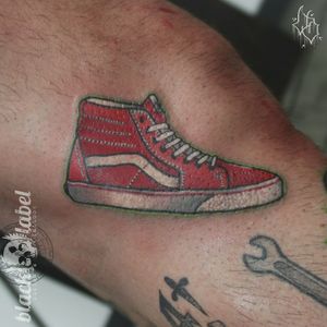 Red Vans Sk8 high on the side of the knee #tattoo #traditional #traditionaltattoo #traditionalbangers #americantraditional #americanatattoos #bold #oldschool #boldwillhold #tradwork #tradworkers_tattoo