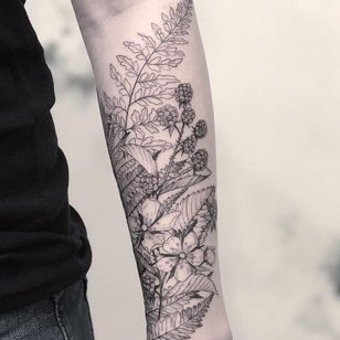 Tatuaje de Nhanna Scott #NhannaScott #selfharmscarcoveruptattoo #coveruptattoo #scarcoveruptattoo #scarcoverup #coverup #flower #floral #leaves #berry #naturaleza #Plantas