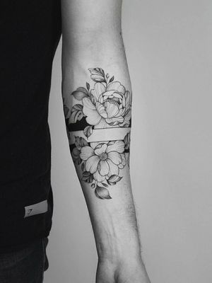 By @hannahnova_tattoo#floralband  #armband#flowers #floral#blackwork 
