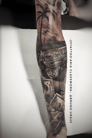 Fechamento preto e branco do Vitor falta pouco em ! #brunoura25 #tattoochicana #guarulhos #ink #lowriderbrasil #blackandgray #25tattooaria #tattoobrasil #tattoosp
