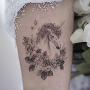 Tatuaje de Goyo #Goyo #finelinetattoos #fineline #delicado #linework #ilustrativo #unicornio #caballo #animales #estrellas #rosa #flor #flores #hojas #planta