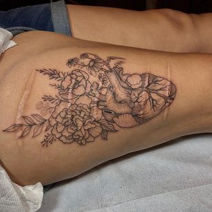 Tattoo by Anka Tattoo #AnkaTattoo #selvskadercarcoveruptattoo #coveruptattoo #scarcoveruptattoo #scarcoverup #coverup #flower #floral #heart #anatomicalheart