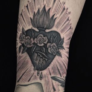 Tatuaje de Juan Diego alias Illegal Tattoos #JuanDiego #IllegalTattoos #finelinetattoos #fineline #delicate #linework #illustrative #chicano #oldschool #sacredheart #rose #flower #floral #fire #blood #light