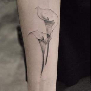 Tatuaje de Danilo Delfino #DaniloDelfino #finelinetattoos #fineline #delicate #linework #illustrative #flower #floral #iris #minimal