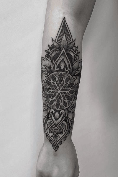 ⚫️ #mandalatattoo #tattoo #dövme #kadıköy #üsküdar #istanbul #taksim #beyoglu #nisantasi #cihangir #taksimdövme #kadıköydövme #tattooer #dotwork #dotworktattoo #geometrictattoo #geometric #line #linetattoo #mandala