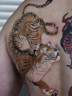 Tattoo by Haku #Haku #illustrative #neojapanese #japanese #koreanartist #japaneseinspired #tiger #junglecat #cat #animal #nature