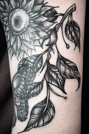 Just finished up these freehanded black and grey leaves. I love when my clients give me creative freedom😍 Dm me for appointments. #leaves #leavestattoo #branchtattoo #naturetattoo #plants #planttattoo #blackandgreytattoo #blackandgrey #ftlauderdale #southflorida #soflo #femaletattooartist #girlswithtattoos #ink #inked #neotraditionaltattoo #illustration #art #tattoos #tattoosofinsta #tattooideas