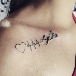 Tatuagem em homenagem a filha Agatha, com coração e batimentos cardíacos na clavículaAndrade Ink TattooWhats: 4298575342