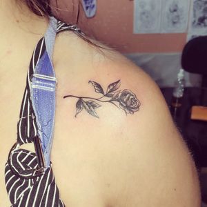 Tatuagem mini rosa delicada no ombro feminino!Andrade Ink TattooWhats: 4298575342