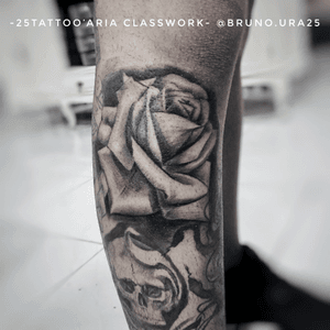 Tattoo do Mr. Lucas...  #brunoura25 #25tattooaria #tattooguarulhos #blackandgrey #rosatattoo 