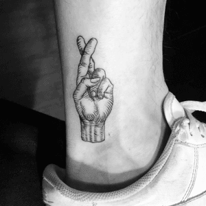 My first and self tattoo #blackwork #blackandgrey #linework #traditional #fingerscrossed #goodluck #ankle #selftattoo #illson