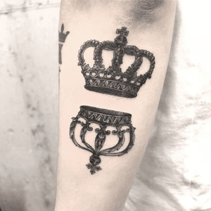 King and queen on his forearam - backside. #blackwork #crown #linework #king #queen #arm #forearm #blackandgrey #illson 