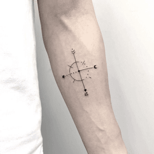 Minimalistic compass. #blackwork #blackandgrey #linework #minimalist #geometric #lines #compass #forearm #illson