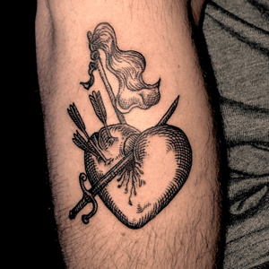 Heart #heart #hearttattoo #medieval #linework #lineworktattoo #lines #sword #arrow #blackwork #blackworktattoo #dark #DarkArt #darktattoo #etching #engraving 