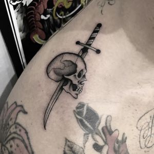 #totemica #tunguska #black #skull #sword #fineline #filler #tattoo #tattooexpobologna #bologna #italy #blacktattooart #tattoolifemagazine #tattoodo #blackworkers