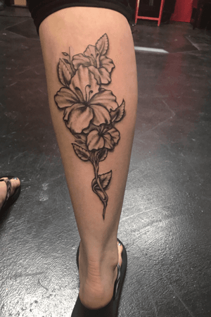 #calftattoo #flowers #tattoo #legsleeve 