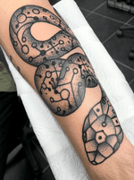drawn on circuit board snake, coverup. #snake #snaketattoo #circuits #drawnon #drawnontattoo #drawnondesign #freehand #freehandtattoo #dotwork #dotworktattoo #linework #lineworktattoo #lines #mxatattoo #monsteralphabet #coverup #coveruptattoo 
