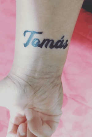 Tatuaje de nombre Tomás, en memoria de un ser muy querido por parte todos nosotros ❤️