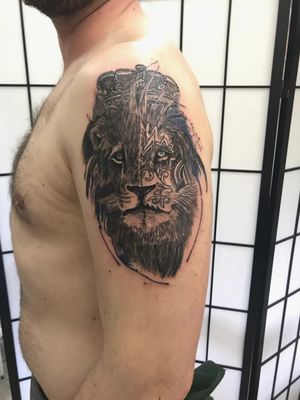 Lion tattoo #liontattoo #armtattoo #mantattoos #leo #justinkstudio #tatts #animaltattoo #lion #finelinetattoo #blacktattoo #blackworkerssubmission #coverup 