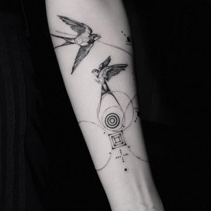 Tatuaje de Josh Lin #JoshLin #birds #swallows #linework #dotwork #sacredgeometry #geometric #illustrative #tipping #tipsyourartist #tippingforecastesithurtless #tippingisappreciated