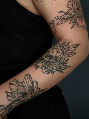 #neotraditionaltattoo #neotraditional #flower #flowertattoo #lineswork #black #ink #inking #tattoo #tattoogirls #tattooedgirls #inkedgirls #bishop #bishoprotary #inkaddict #inkspiration #tattooing #tattoodo #tattooartist #