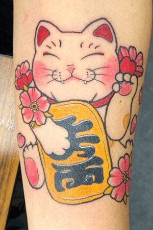 #cat #cattattoo #ManekiNeko #japanese #newschool #oldschool #tattooartist #tattoo #color #colortattoo #armtattoo #tattooflash #tattooart 