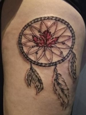 My tribute to my Canadian rootsDreamcatcher with a maple leaf 