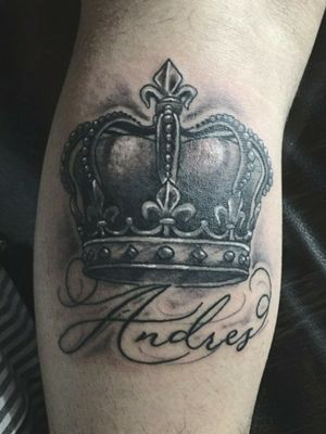 💰🎨💸TATTOO BY ANDRES MARTINEZ AVILA ☆kakinez☆  #tattooart #tattooartist #tattoobyandresmartinezavila #tattoomagazine #inked #ink #bishoprotary #colombiantattooers #colombia #kakinez #tatuajes  #king #kingtattoo #caligraphytattoo #letteringtattoo 