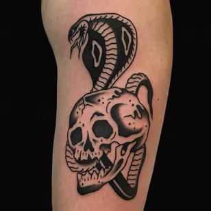 Tatuaje de Alex Zampirri #AlexZampirri #Azamp #nariz tatuaje #serpiente #reptil #animales #naturaleza #blackwork #kranie #muerte #cobra #tradicional
