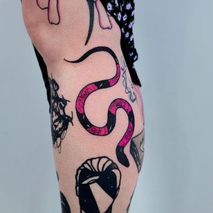 Tatuaje de El Lobo Rosario #TheWolfRosario #snake tattoo #snake #reptile #animals #nature #ilustrative #popart #rose #flower #flowered