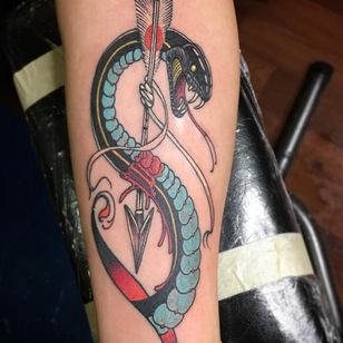 Tatuaje de Paul Sand #PaulSand #tatuaje de nariz #serpiente #reptil #animales #naturaleza #flecha #sangre #neotradicional #color