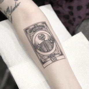 Tatuaje de Jonathan Mckenzie #JonathanMckenzie #Londontattoo #London #Londontattooartist #londontattoostudio #UK #tarot #skull #skelet #illustrative #crown #linework #fineline