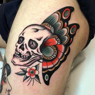Tatuaje de Andrea Guiilimondi #AndreGuilimondi #Londontattoo #London #Londontattooartist #londontattoostudio #UK #tradicional #color #calavera #mariposa #flor