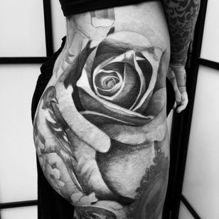 Tatuaje de Danny Brown #DannyBrown #Londontattoo #London #Londontattooartist #londontattoostudio #UK #rose #flower #floral #realism #realistic