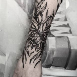 Tatuaje de Dani nahil #DaniNahil #Londontattoo #London #Londontattooartist #londontattoostudio #UK #flower #floral #chrysanthemum #blackandgrey #illustrative
