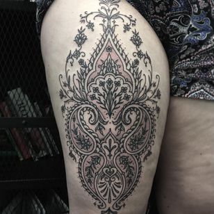 Tatuaje de Eszter David #EszterDavid #Londontattoo #London #Londontattooartist #londontattoostudio #UK #illustrative #ornamental #pattern #flower #floral