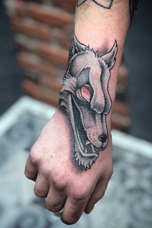 Newschool hand tattoo of a wof i did on the opening of ohr studio in the brewery of Bavaria #newschool #newschooltattoo #wolf #bavaria #wallsandskin #cartoon #handtattoo 